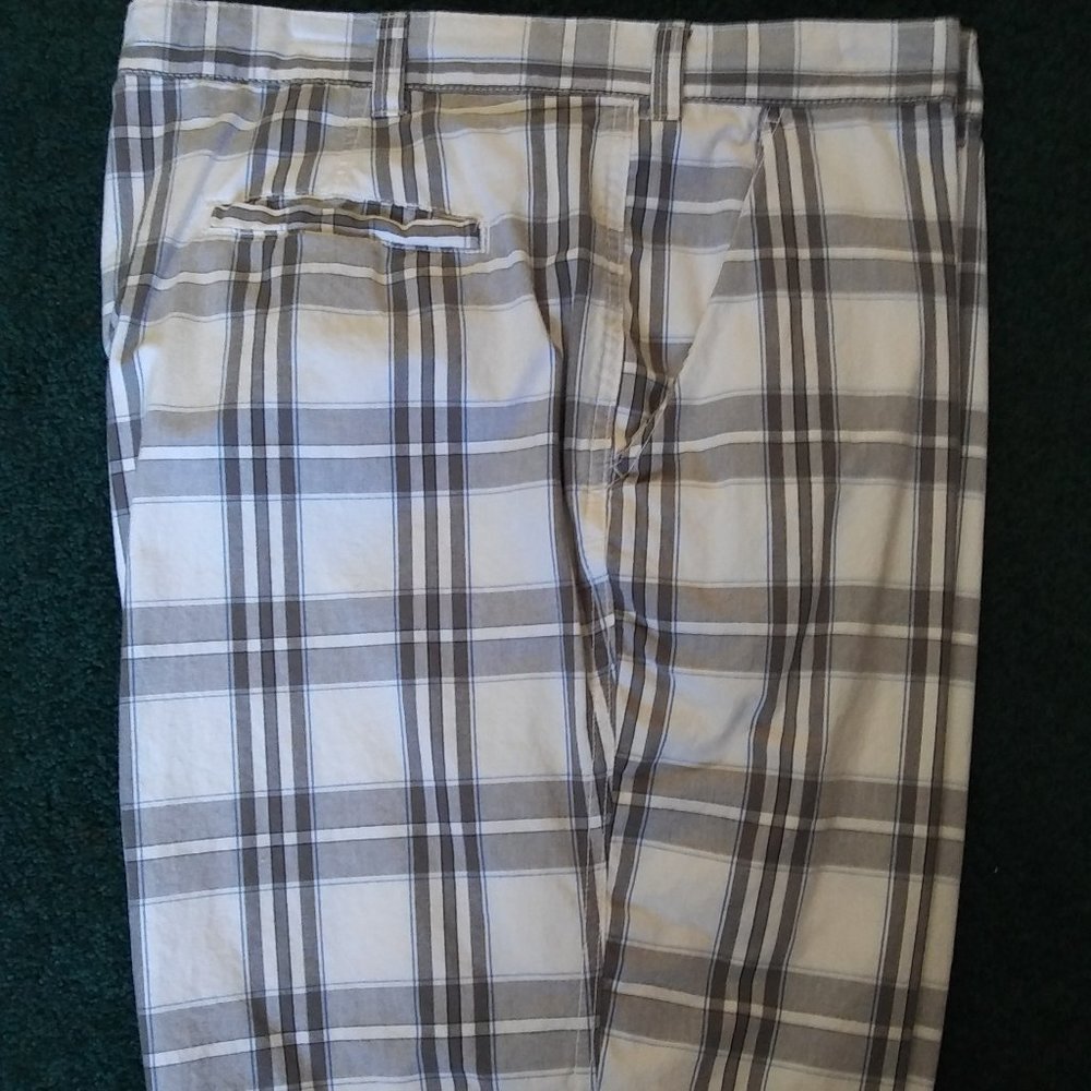 Faded Glory Shorts size 42 CASUAL White Plaid Grey POCKETS Work Leisure